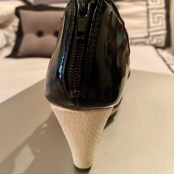 Open Toe Cutout Caged Wedge Heels - Picture 5 of 6